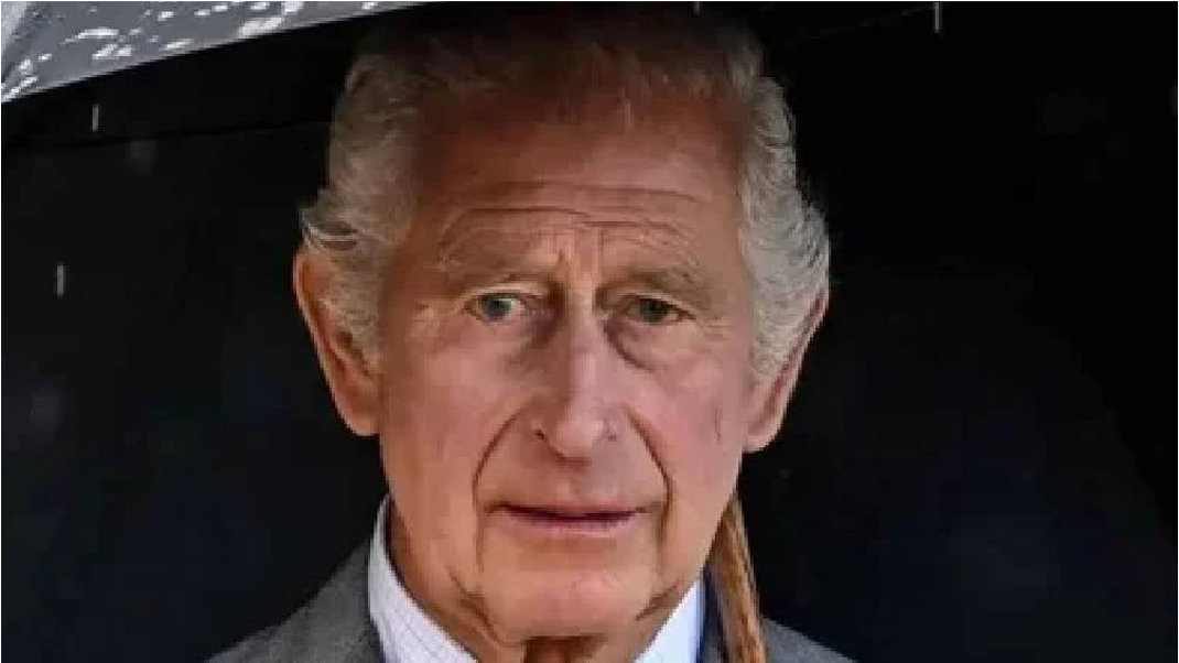 Carlos III es hospitalizado por efectos del tratamiento contra el cáncer