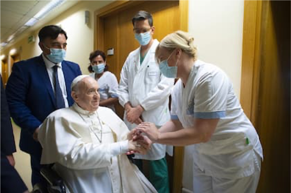 El papa Francisco vuelve al Vaticano tras más de un mes en el hospital