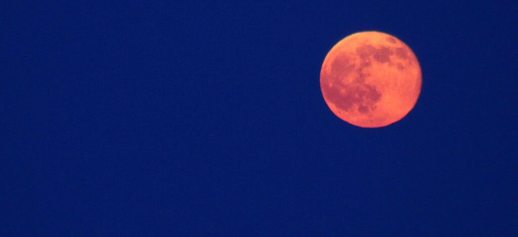 La Luna llena de fresa 2025: fecha, horario y cómo disfrutar de este espectáculo celeste