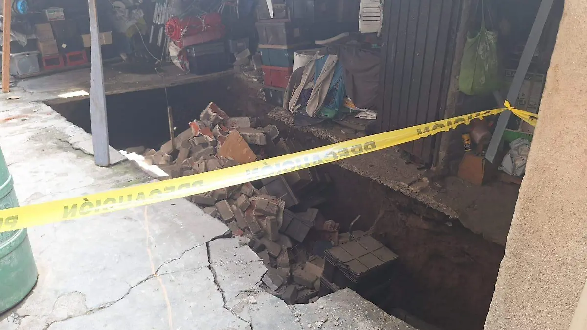 ¡El suelo se abre en la GAM! Enorme socavón sorprende a vecinos de San Felipe de Jesús