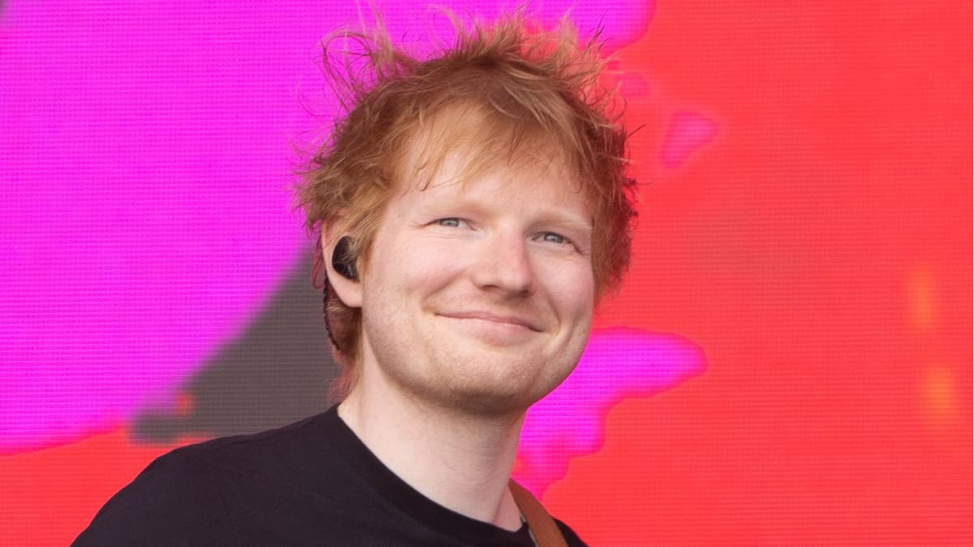 Nuevo álbum de Ed Sheeran “Play” llega con mezcla de folk, pop y hip hop