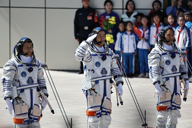 Astronautas chinos completan cuarta caminata espacial en Tiangong