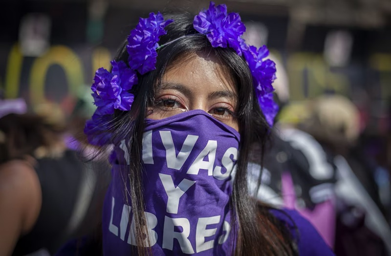 Sheinbaum critica el “feminismo de derecha” y lo vincula con la desigualdad social