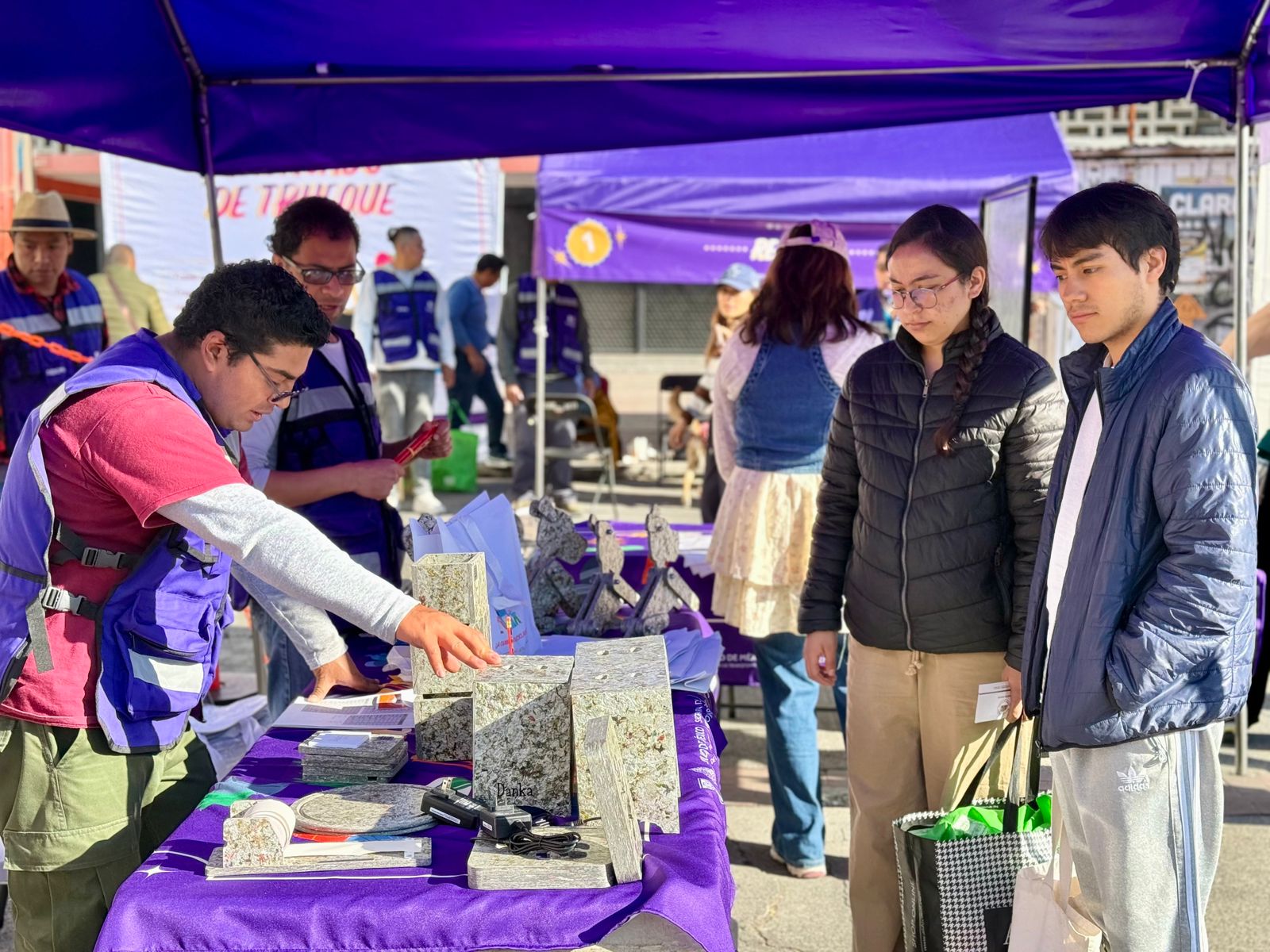 Reciclaje, cultura ambiental y productores locales brillan en la edición especial del Mercado del Trueque en Tlatelolco