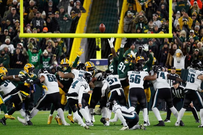 Eagles ganan sin brillo y apagan a los Packers en Lambeau