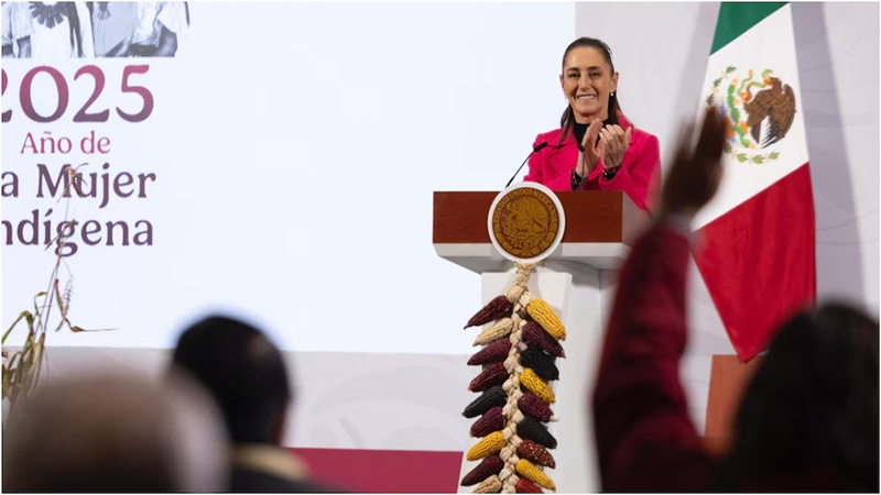 Sheinbaum felicita a AMLO por su cumpleaños y le rinde aplauso en Palacio Nacional