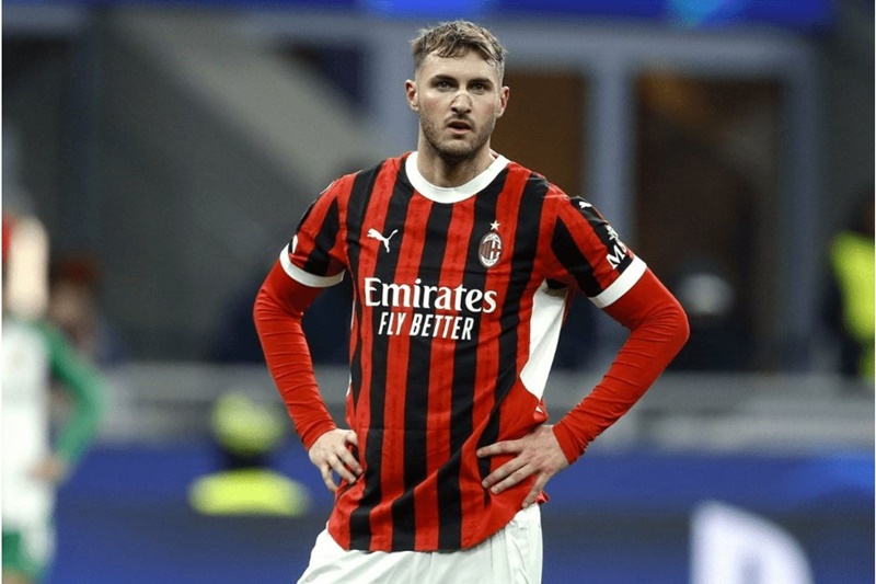 Santiago Giménez será operado y se encienden alertas en el Milan