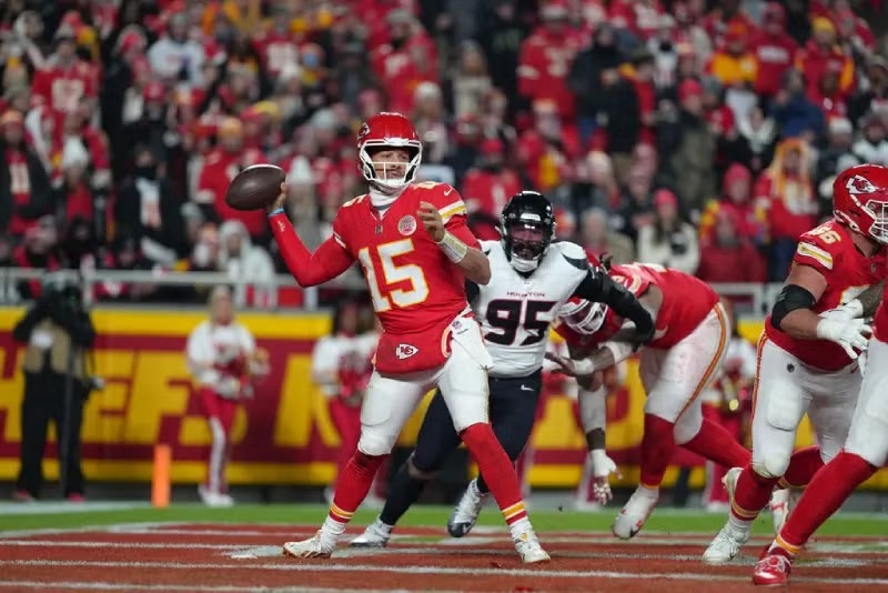 Mahomes toca fondo y los Chiefs se hunden en la AFC