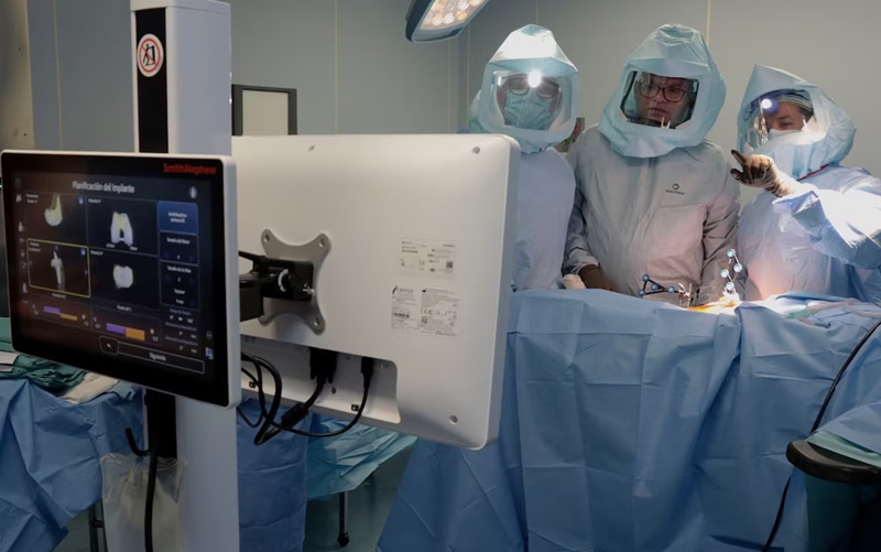 Puebla realiza primera cirugía de rodilla con inteligencia artificial