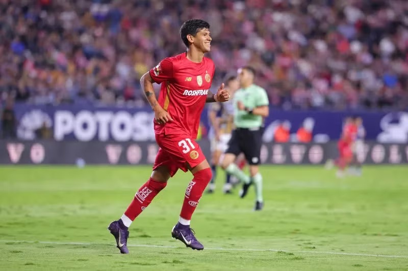 Pumas gana la carrera y amarra a Robert Morales