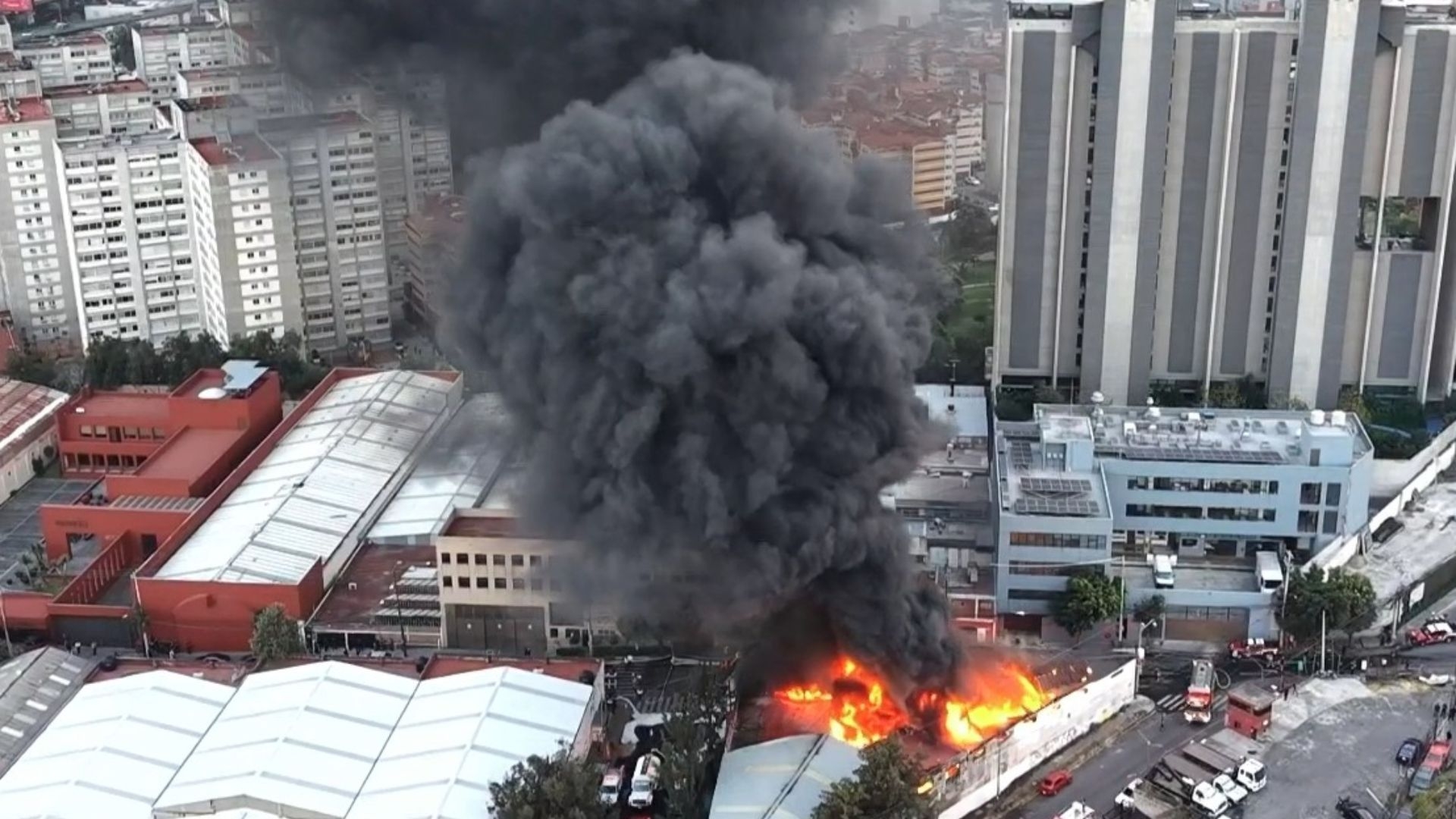 Sin víctimas, incendio en bodega de plásticos fue extinguido en menos de dos horas