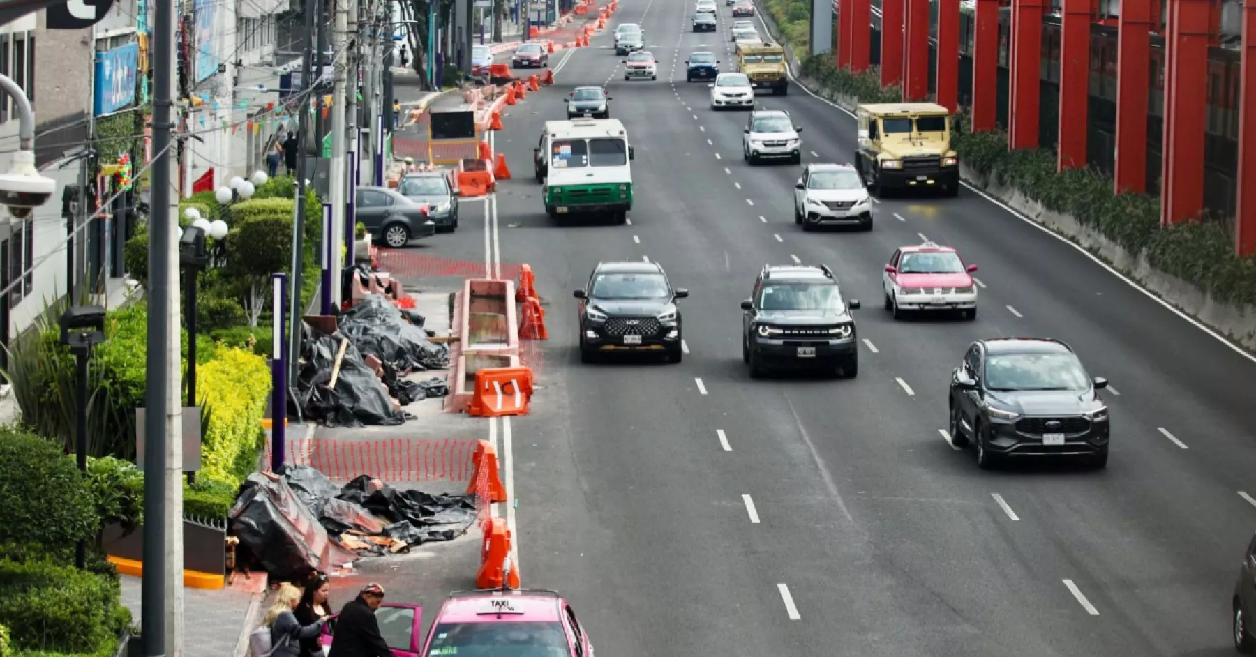 Entre baches, invasión de carriles y afectaciones: la ciclovía que divide a CDMX
