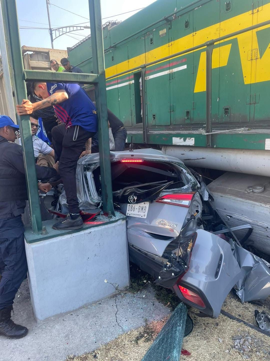 Conductor intenta ganarle el paso al tren y provoca accidente en la Gustavo A. Madero