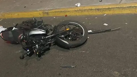 Fatal accidente en Venustiano Carranza: motociclista pierde la vida al caer de puente vehicular