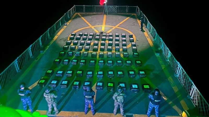 Marina decomisa dos toneladas de cocaína frente a costas de Guerrero