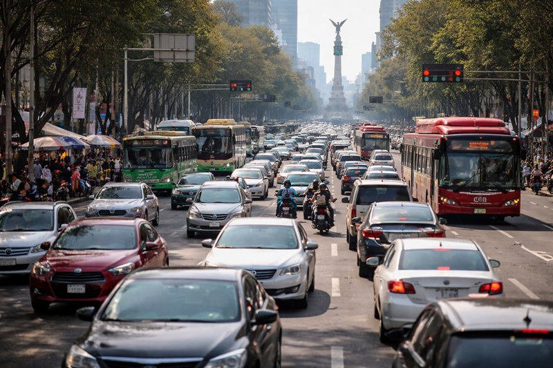 Movilidad complicada en CDMX entre marchas, tráfico y alta afluencia