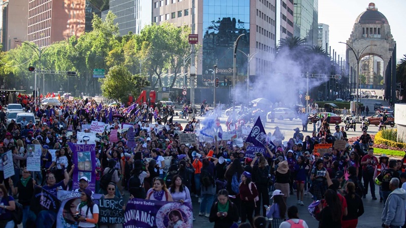 Vallas y luces moradas marcan preparación del Zócalo para marcha del 8M