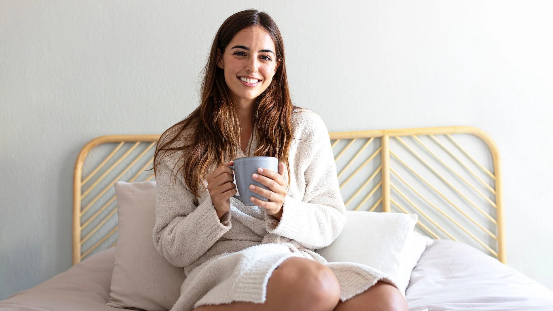 ¿Bebidas nocturnas para bajar el cortisol? Lo que sí funciona y lo que no, según una experta