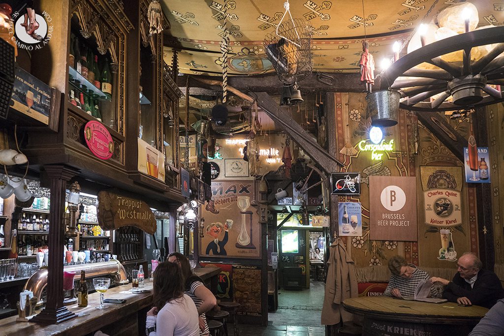 Cantinas, crimen y mezcal: el tour nocturno que revela el lado más oscuro de la CDMX